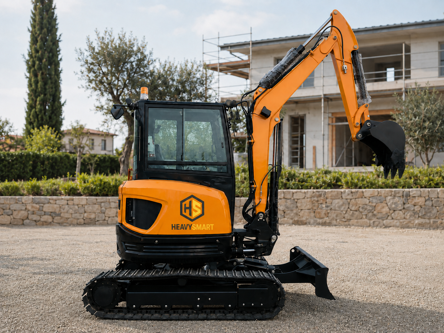 Escavatore cingolato HG35 HeavySmart in un piazzale operativo